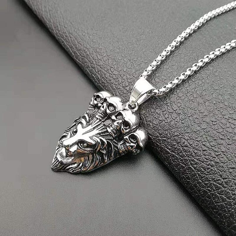 Collier pendentif lion.