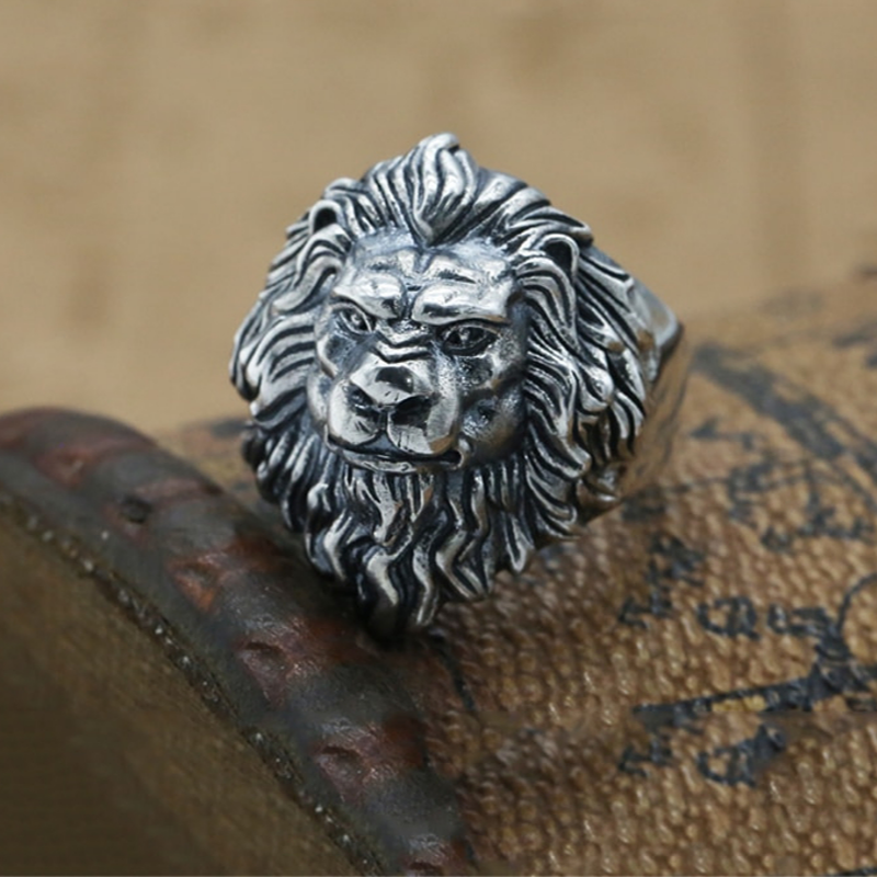 Bague avec une Tête De Lion En Argent Massif