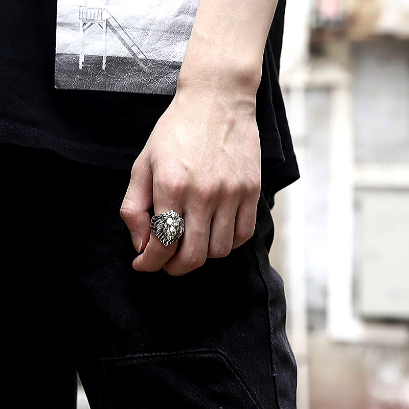 Bague avec Tête De Lion En Argent Massif