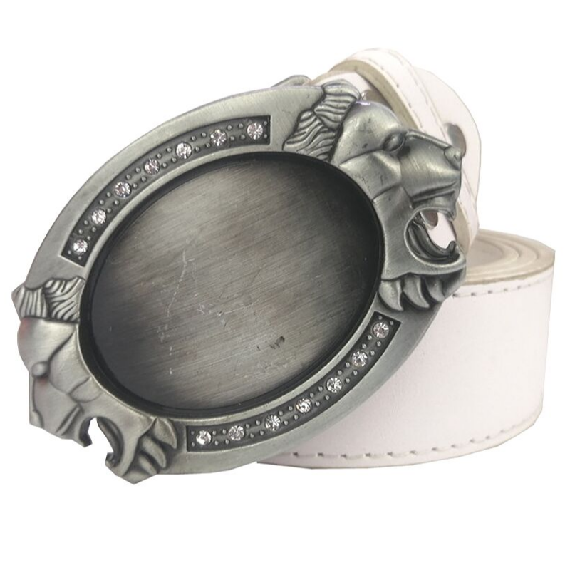 Ceinture blanche tête de lion.