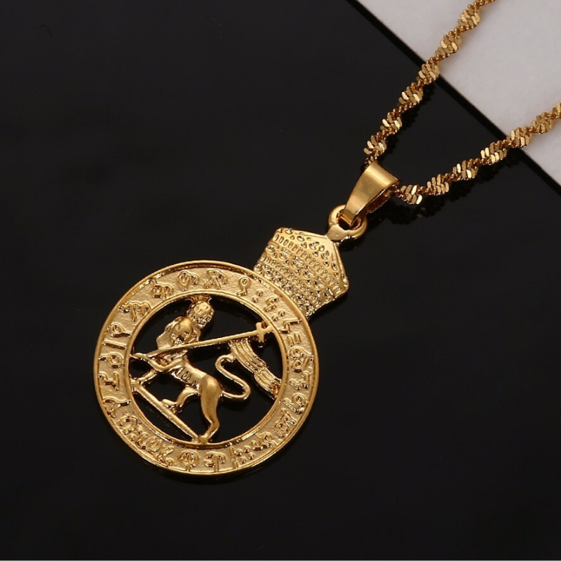 Collier pendentif lion.