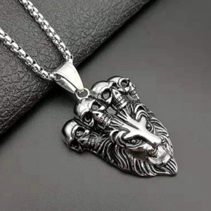 Collier tête de lion.