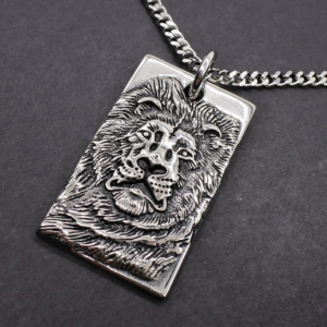 Tête de lion en pendentif.