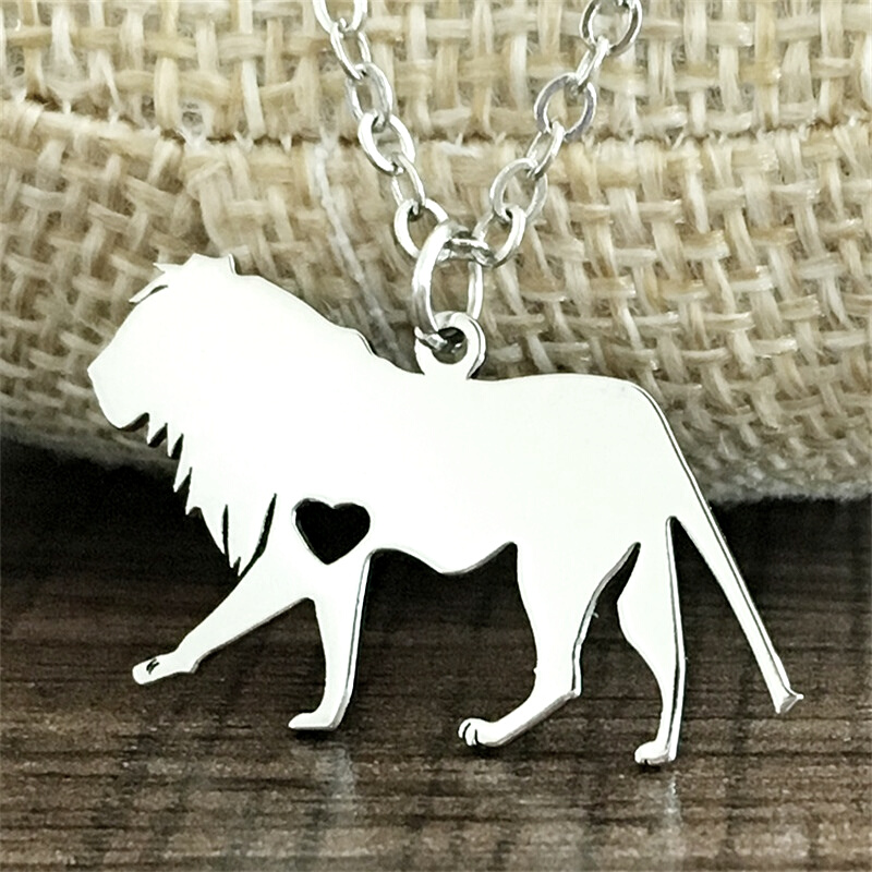 Collier pendentif lion femme.
