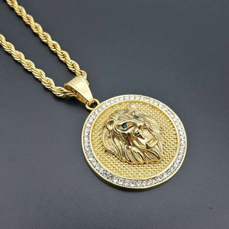 Tête de lion en pendentif.