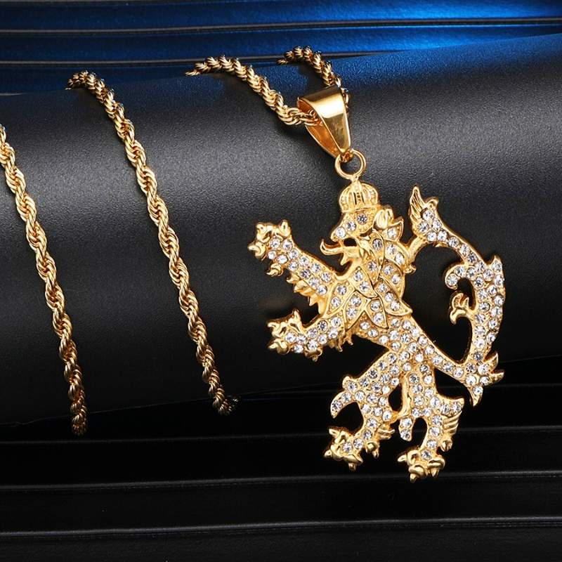 Pendentif lion avec diamants.