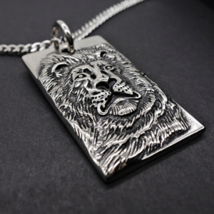 Plaque en pendentif.