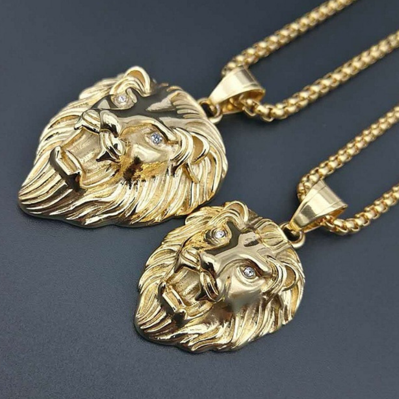 Pendentif tete lion en or.