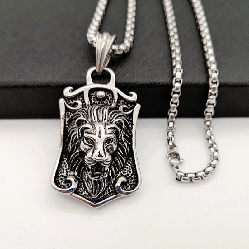 Collier lion argent.
