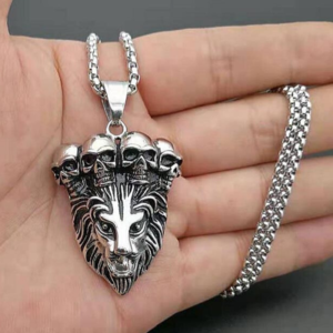 Tête de lion en pendentif.