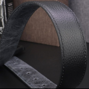 Ceinture cuir noire.