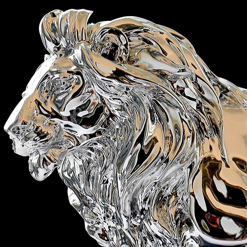 Tête de lion en argent.