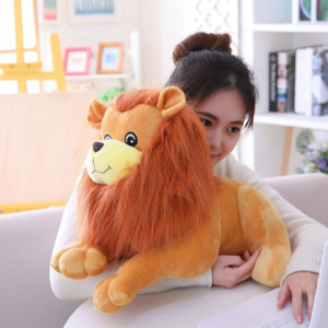 Doudou lion en peluche pour enfant.