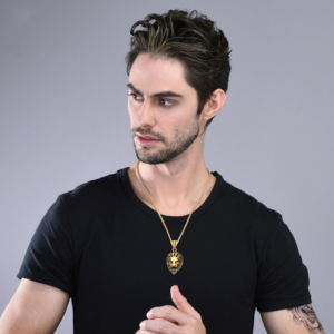 Mannequin portant un collier en or signe lion.