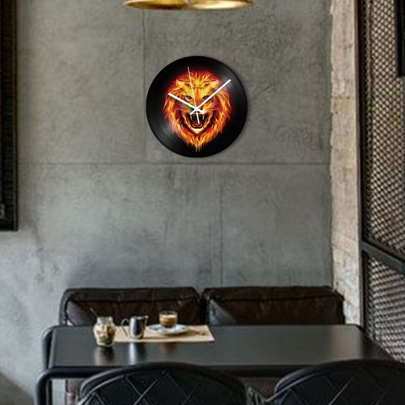 Horloge tête de lion en feu.