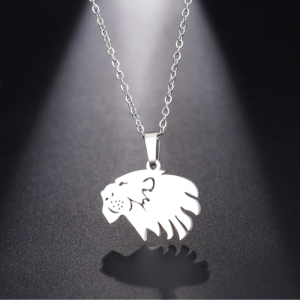 Tête de lion en pendentif.