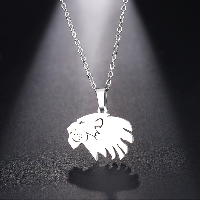 Tête de lion en pendentif.