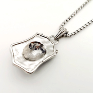 Pendentif tête de lion.