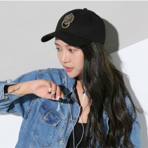 Casquette Lion sur femme.