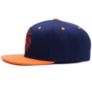 Casquette lion orange et bleue.