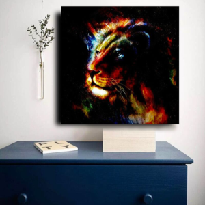 Toile avec tête de lion coloré.