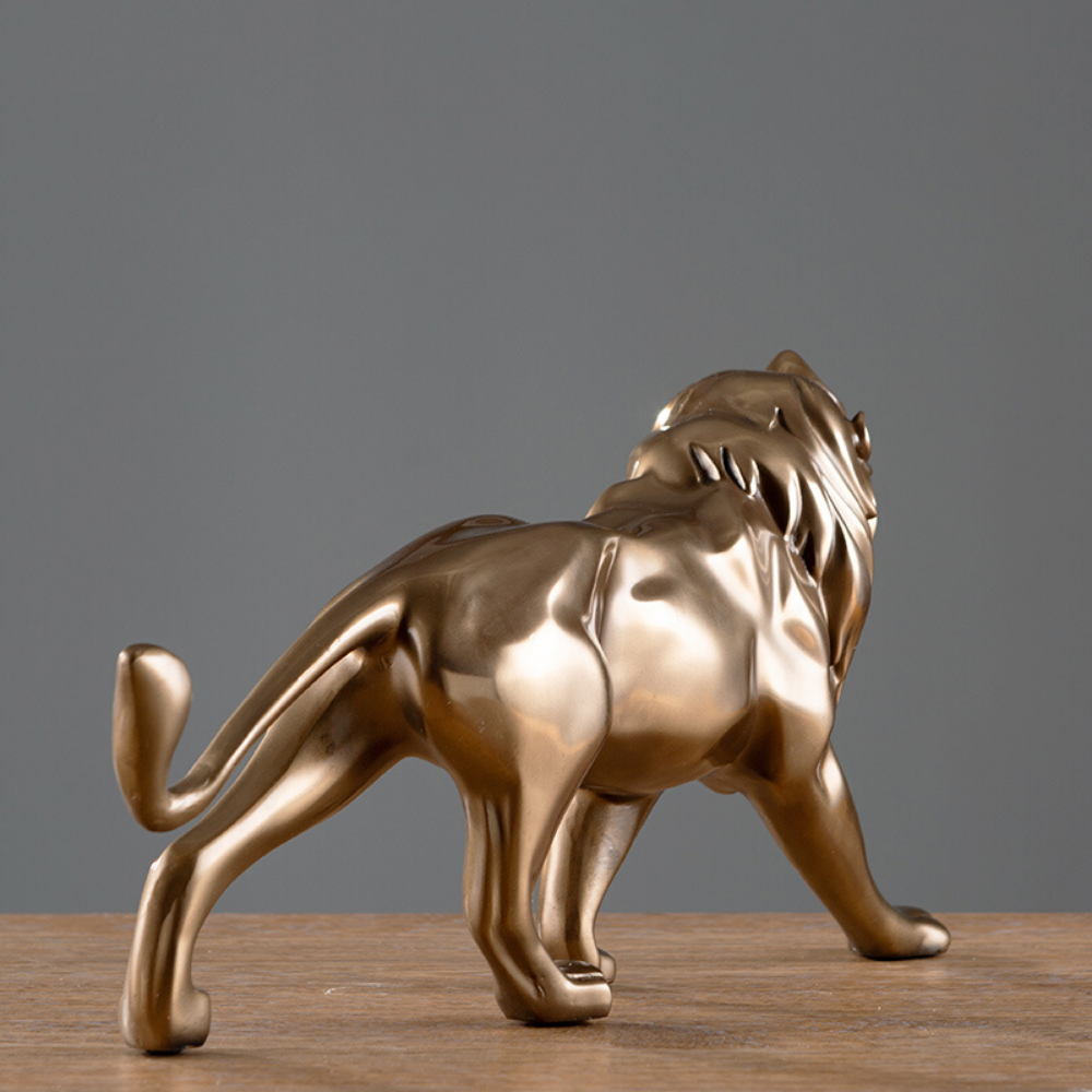 Statue lion dorée.