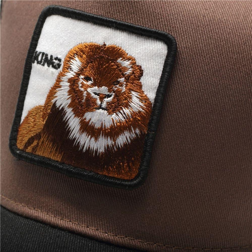 Écusson lion marron sur casquette.