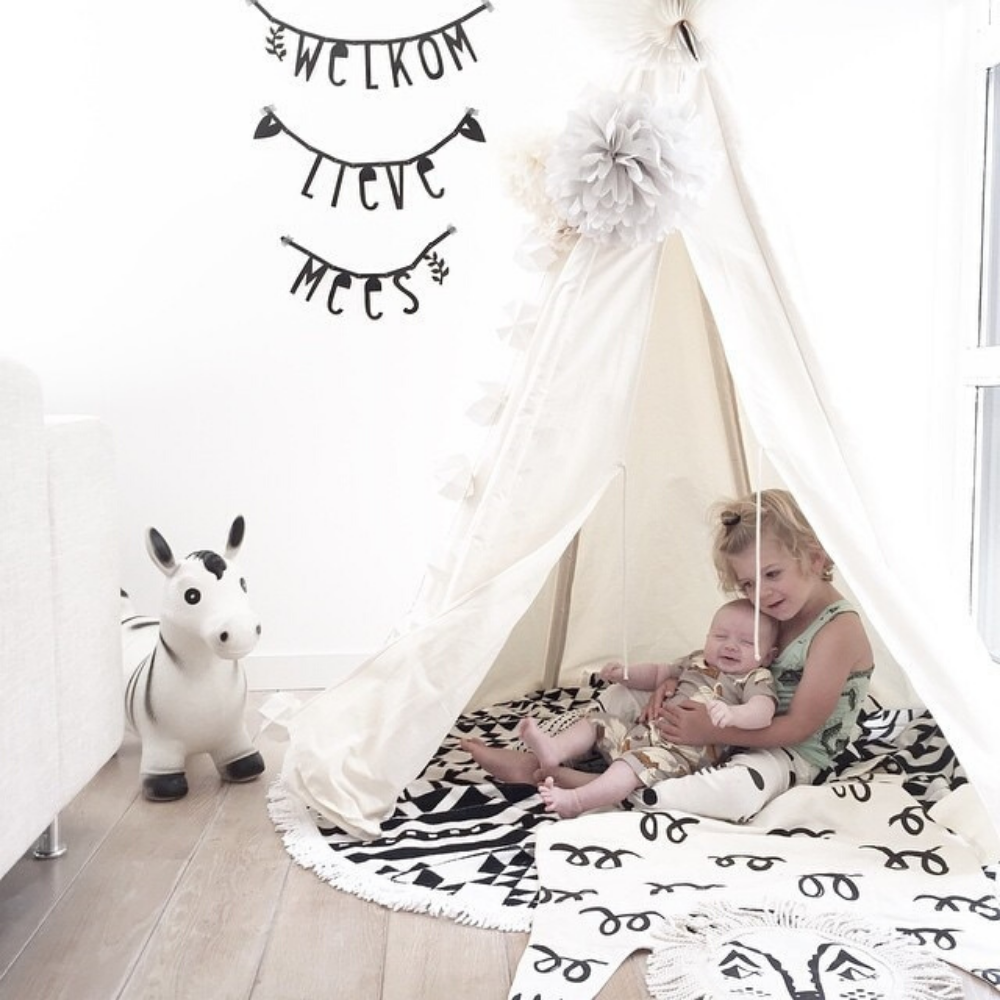 Tente dans espace de jeux enfant.