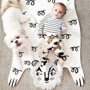 Tapis lion blanc pour chambre d'enfant.