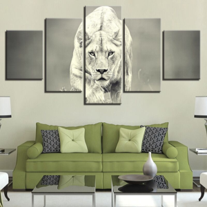 Lionne en noir et blanc sur toile.