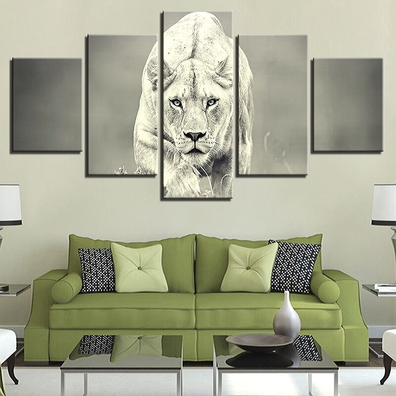 Lionne en noir et blanc sur toile.