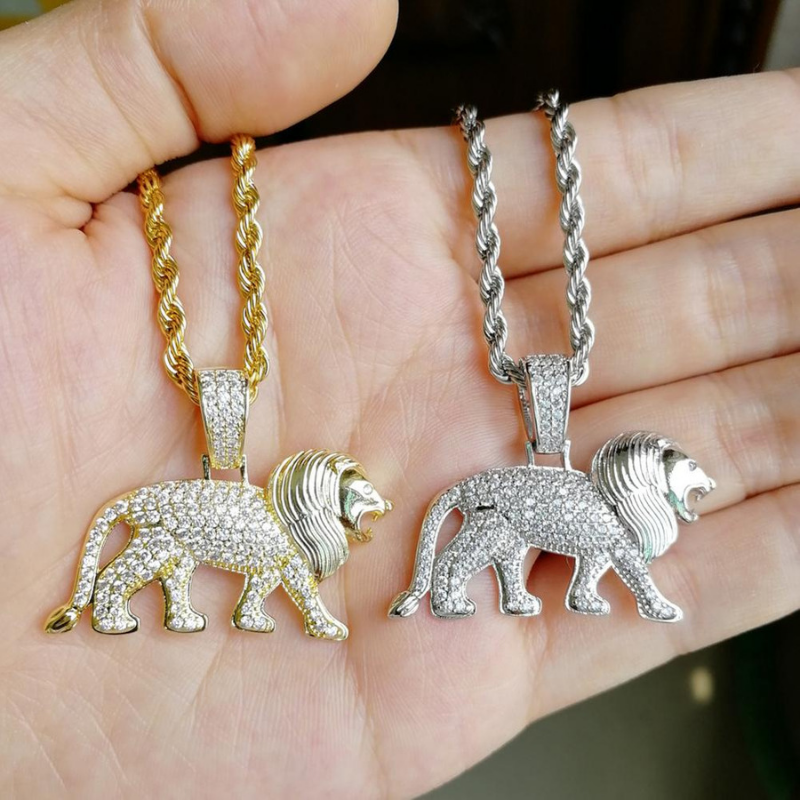 Pendentifs en argent et or pour femme lion.