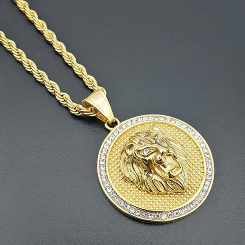 Pendentif lion diamants.