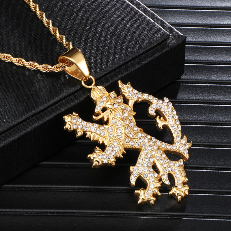 Collier pendentif lion.