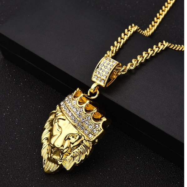 Pendentif homme en or tete de lion.