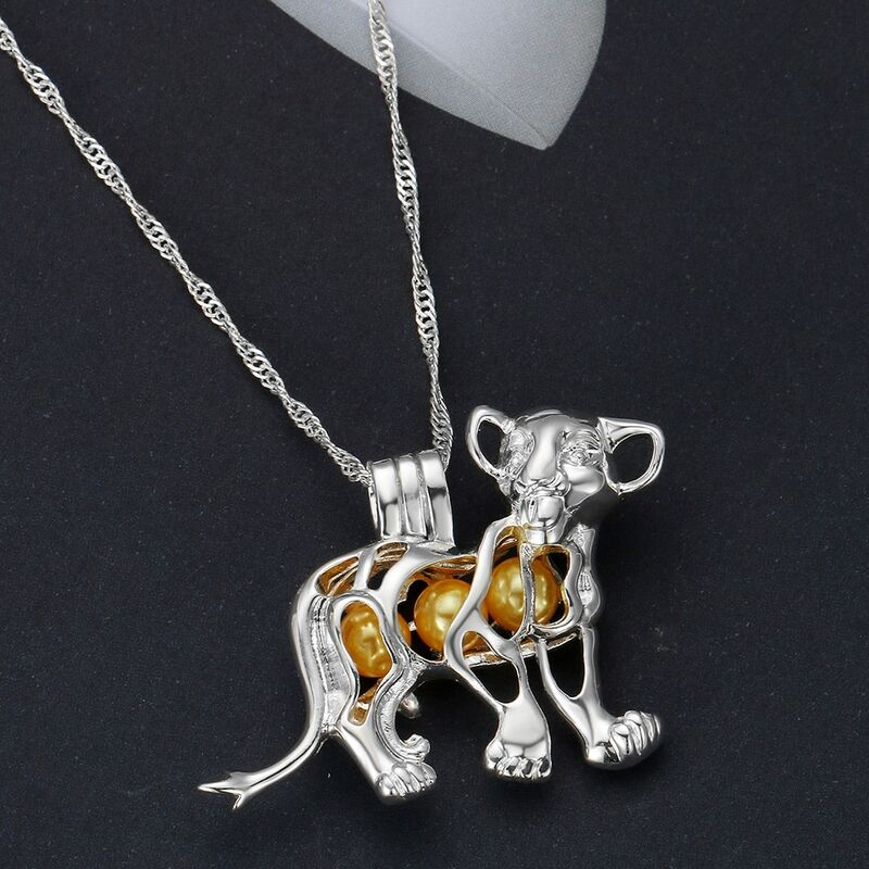 Collier le roi lion.