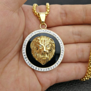 Pendentif Lion cerclé de diamant.