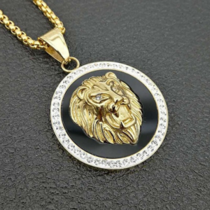 Pendentif tete de lion en or.