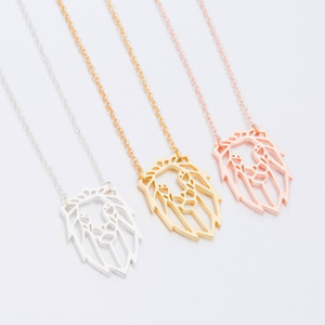 Tête de lion en pendentifs.