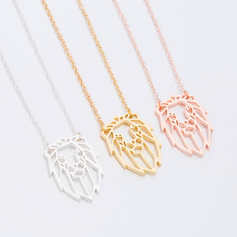 Tête de lion en pendentifs.