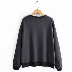 Pull noir cassé sur cintre.