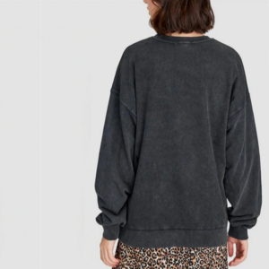 Pull noir cassé de dos sur mannequin.