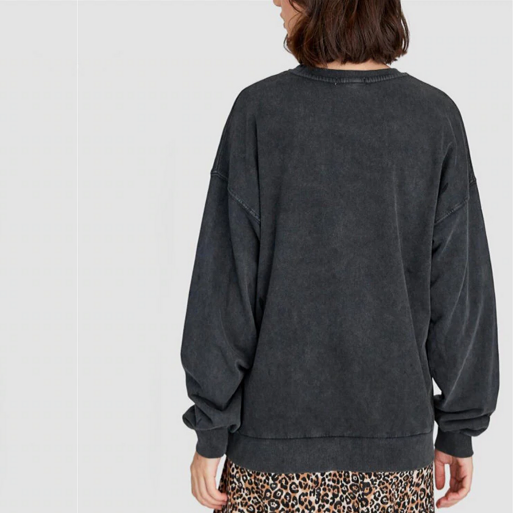 Pull noir cassé de dos sur mannequin.