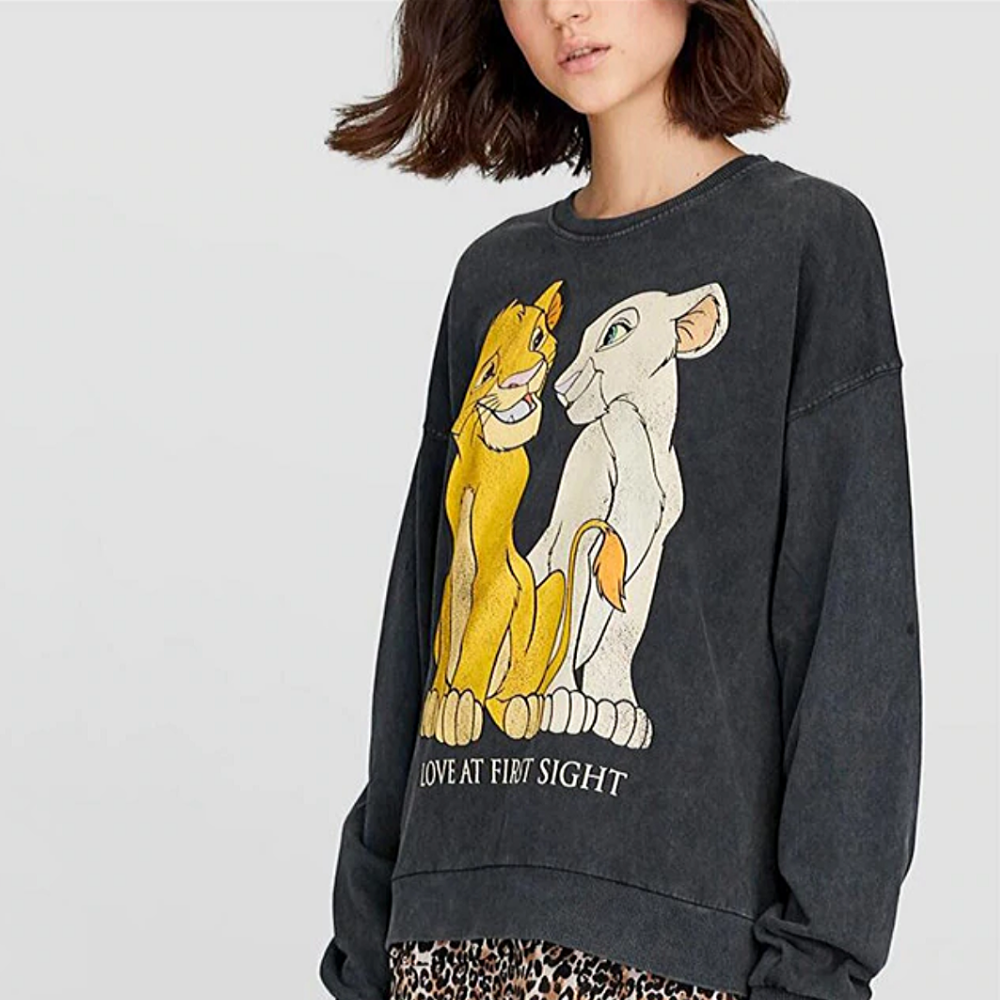 Pull le roi lion porté sur femme.