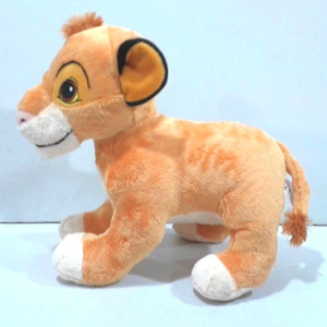 Peluche le roi lion a quatre pattes.