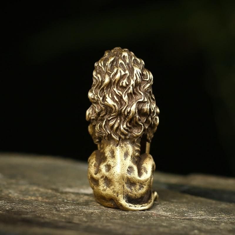 statue-lion-doré-assis