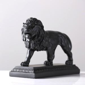 Statue de lion noir.