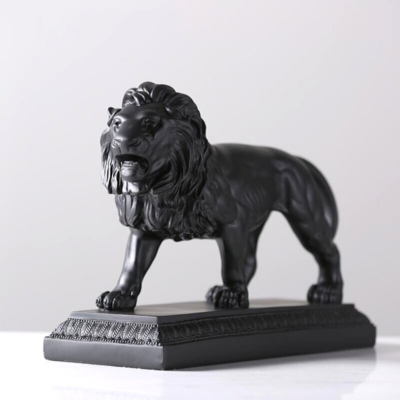 Statue de lion noir.