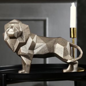 Statue lion dorée.