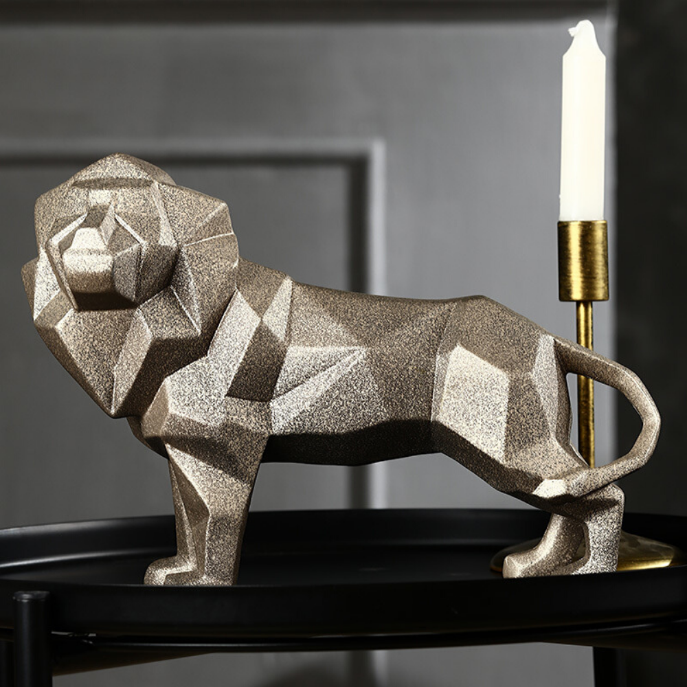 Statue lion dorée.